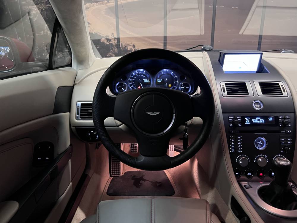 Aston Martin V8 Vantage 4.3 390 ch / boite manuelle