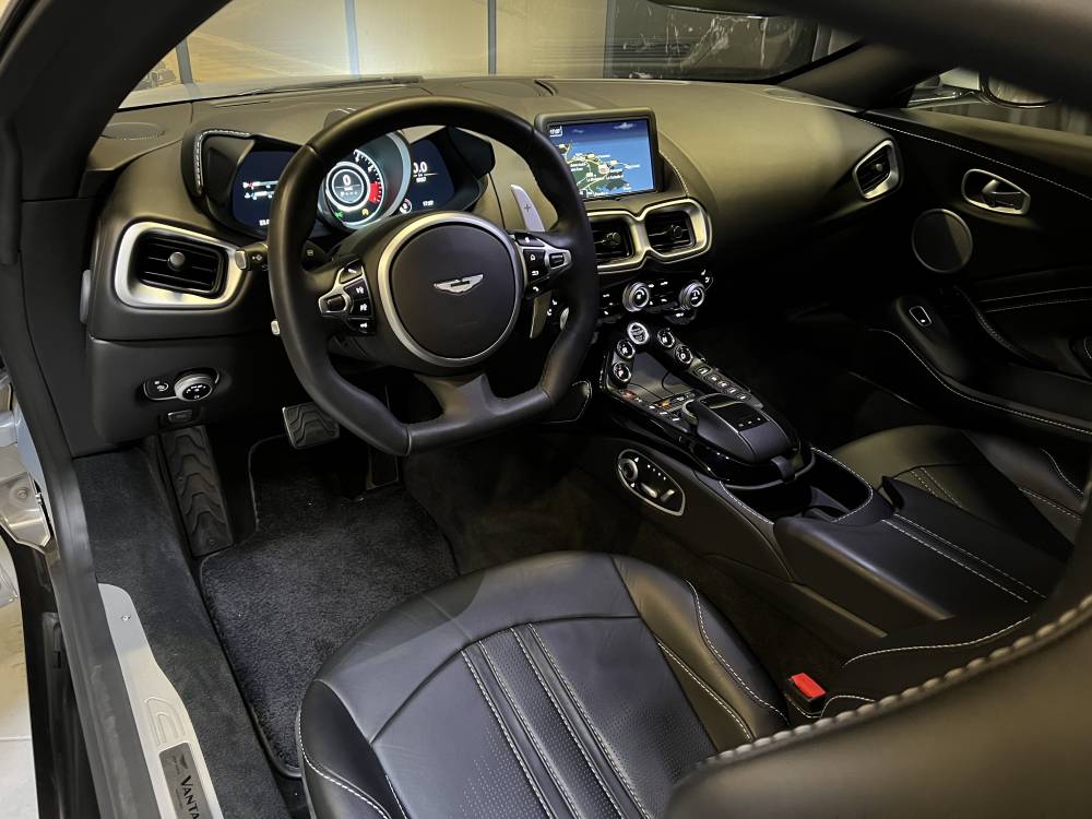 Aston Martin New Vantage V8 4.0 Biturbo 510 ch / lightning grey / Pas de Malus